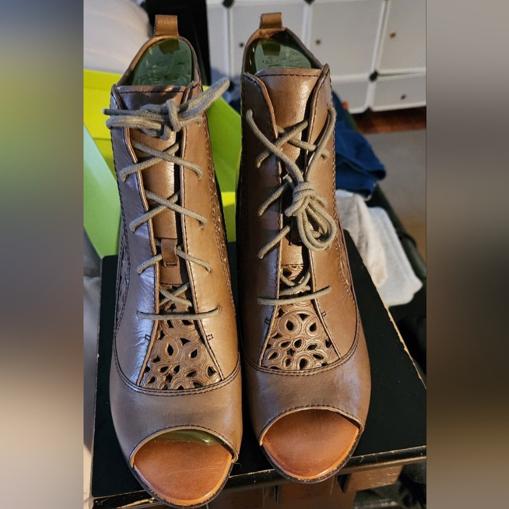 New Naya Cutout Design Ankle Booties - Picture 12 of 12